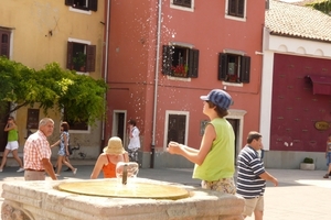 2009_07_22 031 Koper - Carpaccio Square - fontein, Benno en Mieke