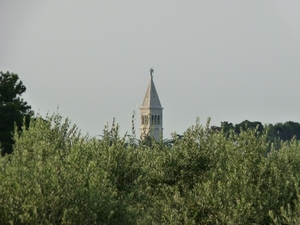 2009_07_23 013 Novigrad - kerk boven groen