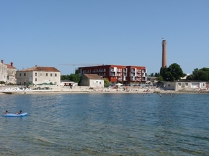 2009_07_23 059 Umag - strand - uitzicht - oude fabrieksschoorstee