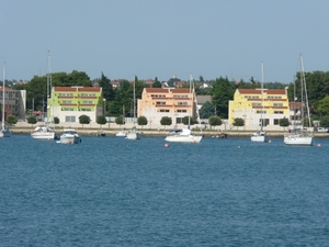 2009_07_23 065 Umag - haven - gekleurde huizen overkant