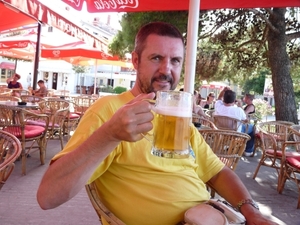 2009_07_23 079 Umag - terras - Danny met pint, santé