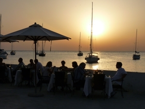 2009_07_23 105 Novigrad - zonsondergang en boten, mensen restau