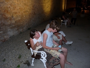 2009_07_23 121 Novigrad - Mieke en Benno eten ijsje