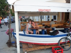 2009_07_24 055 Novigrad - café met boot-terras - Benno, Mieke