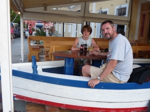 2009_07_24 058 Novigrad - café met boot-terras - Benno, Danny, s