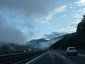 2009_07_25 005 onderweg in Oostenrijk - wolken, bergen, snelweg