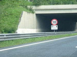 2009_07_25 014 onderweg in Oostenrijk - wolken, bergen, snelweg -