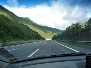 2009_07_25 015 onderweg in Oostenrijk - wolken, bergen, snelweg