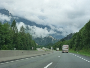 2009_07_25 020 onderweg in Oostenrijk - wolken, bergen, snelweg -