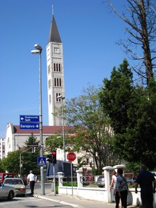 De zeer hoge toren van de christelijke kerk