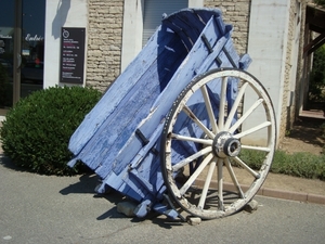 Een oude kar in de kleur van lavendel