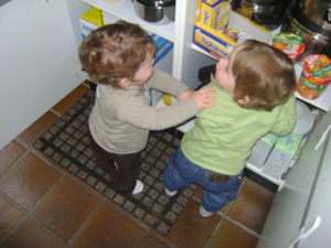 Tobi en Zita snuffelen in de kast