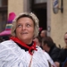 zij kijkt omhoog