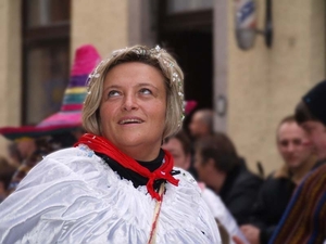 zij kijkt omhoog