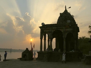 RMINDIA-M-NOV2008_B201828B-narwadariver-maheswar