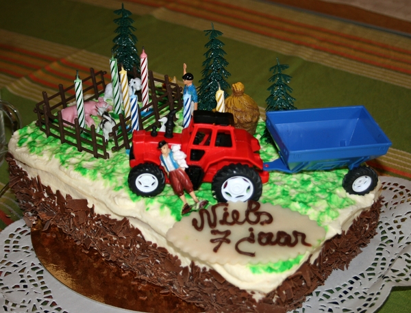 2009-10-03 feest Kato 4j. Niels 7j taart voor Niels.