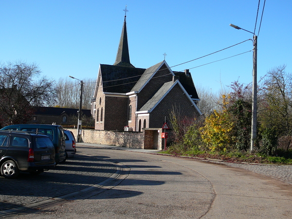 Richting kerk rechts af een pad in