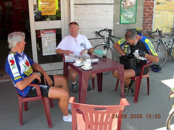 24-06-09 BRM 1200 - op terras in Danizy - Daniel, Gilbert & Etien