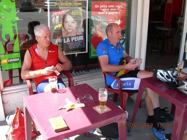 24-06-09 BRM 1200 - op terras in Danizy - Ludo & Jan