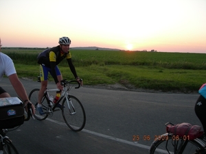 25-06-09 BRM 1200 - Gino en opkomende zon