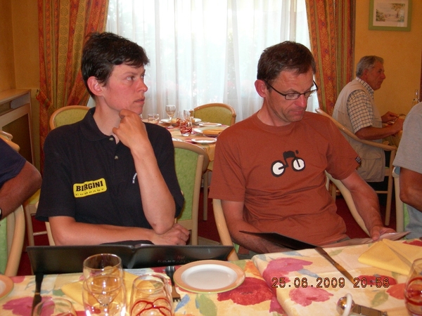 25-06-09 BRM 1200 - Luc & Hélène aan tafel