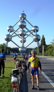 HCH-24-06-09-poseren voor het Atomium