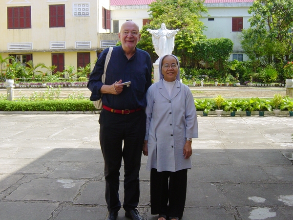 048 Da Nang - Kathedraal, warm ontvangst bij moeder overste