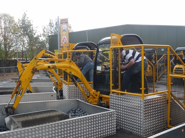 2009_10_31 033 Windsor Legoland - ballenkraan spel, papa's helpen