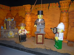 2009_11_01 16 Windsor Legoland - binnen in attractie - allerlei E