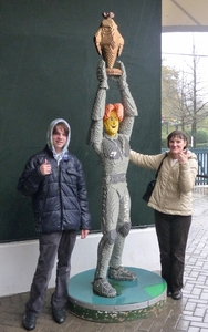 2009_11_01 19 Windsor Legoland - Benno en Mieke bij Lego figuur