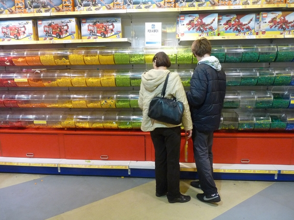 2009_11_01 28 Windsor Legoland - Legoshop met veel blokjes, Mieke