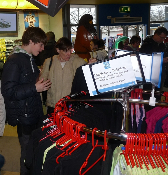 2009_11_01 33 Windsor Legoland - Legoshop, Mieke en Benno