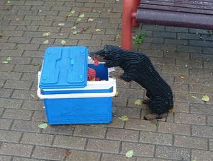 2009_11_01 35 Windsor Legoland - hond in Lego bij frigobox