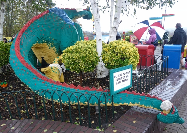 2009_11_01 37 Windsor Legoland - dinosaurus in Lego