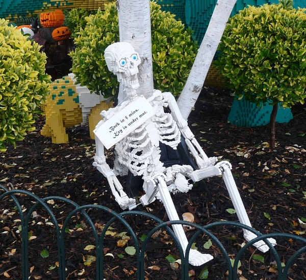 2009_11_01 39 Windsor Legoland - skelet in Lego 'terug in 5 minuu
