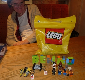 2009_11_01 63 Diss café - Benno legoblokjes, mannetjes in Lego,