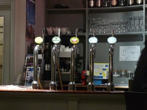 2009_11_02 58 Cambridge - interieur café, tapkranen bier, santé