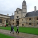 2009_11_03 32 Cambridge - universiteitsbinnenplaats, Mieke, Benno