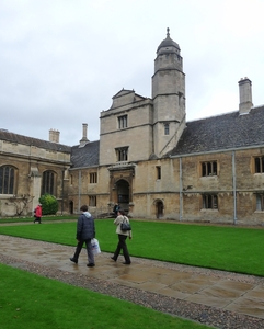 2009_11_03 32 Cambridge - universiteitsbinnenplaats, Mieke, Benno