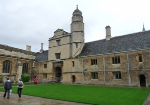 2009_11_03 33 Cambridge - universiteitsbinnenplaats, Mieke, Benno