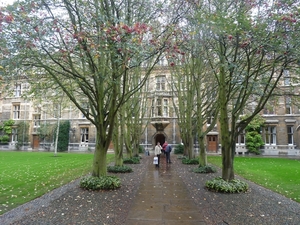 2009_11_03 34 Cambridge - universiteitsbinnenplaats, Mieke