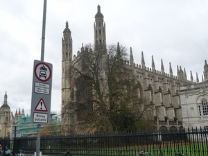 2009_11_03 36 Cambridge - kerk, universiteit, verkeersbord