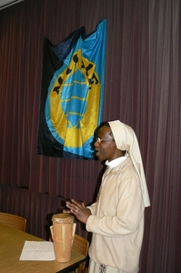 Zuster Bernadette zingt en prijst de Heer
