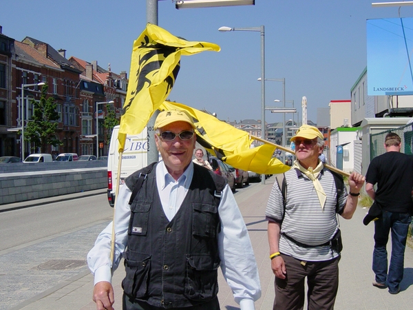 Stappend door de straat op weg om BHV te splitsen