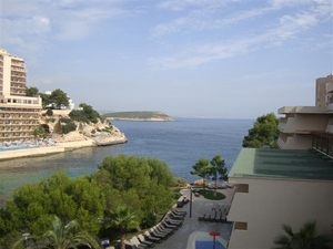 Zicht vanop terrras rechtover het hotel...