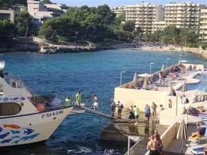 Toeristen op de loopplank naar de boot...