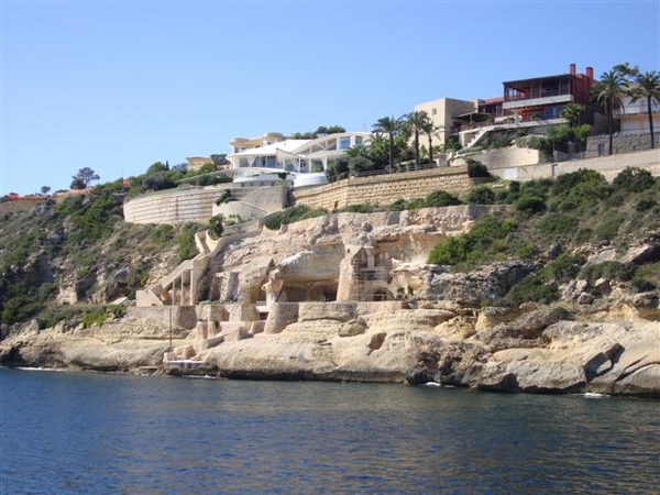 Dancing gebouwd tussen de rotswanden...