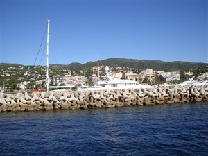 Deze dijk beschermt de aangemeerde boten...