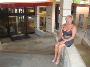 Zittend aan de ingang van het hotel...