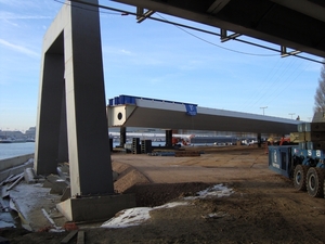 nieuwe brug staat klaar om geplaatst te worden